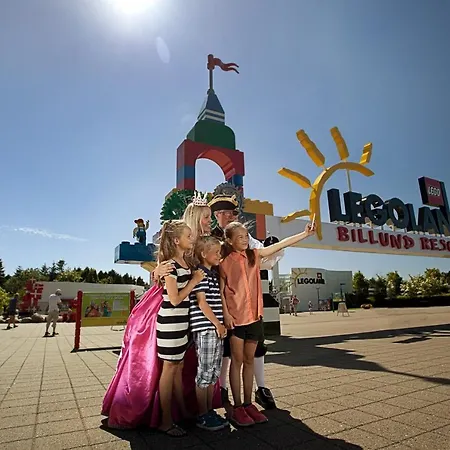 Кемпинг Legoland Wilderness Barrels & *